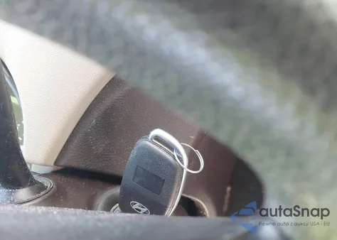 2017 Hyundai Santa Fe Sport 2.4L z USA, uszkodzony, nr VIN 5XYZTDLB2HG465601